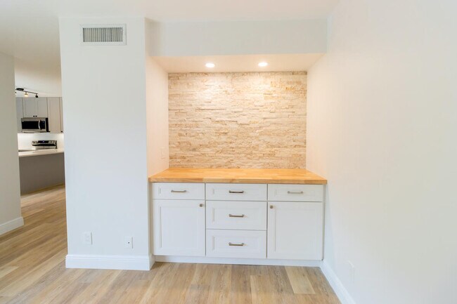 Building Photo - 3006 San Clara Dr