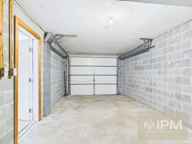 Building Photo - Charming York Township 3 Bedroom Condo | Attached Garage & Central Air!!
