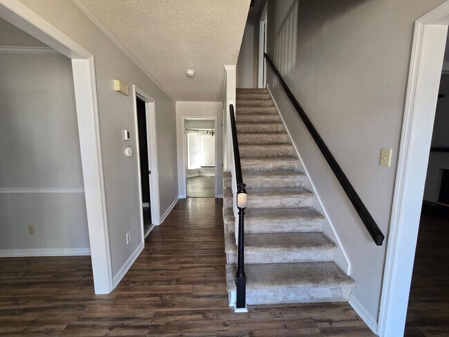 Foto del edificio - 6172 Lakeway Dr