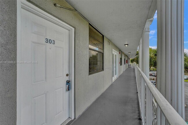 Foto del edificio - 1502 Whitehall Dr