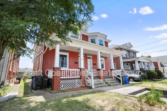 Foto del edificio - 221-223 W Howard Street