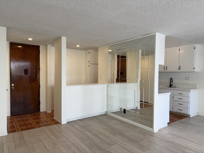 Building Photo - 5900 Canterbury Dr