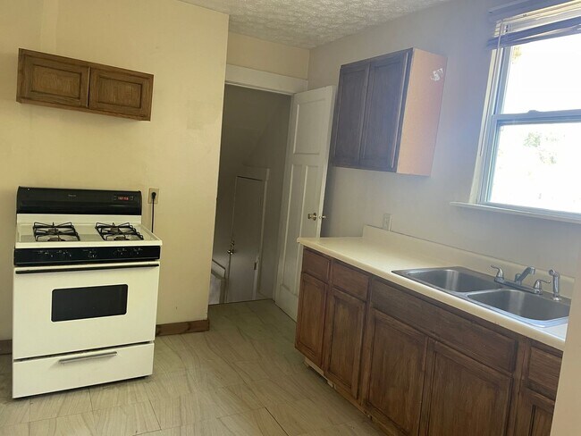 Building Photo - Large Single Family Home near Downtown Dayton