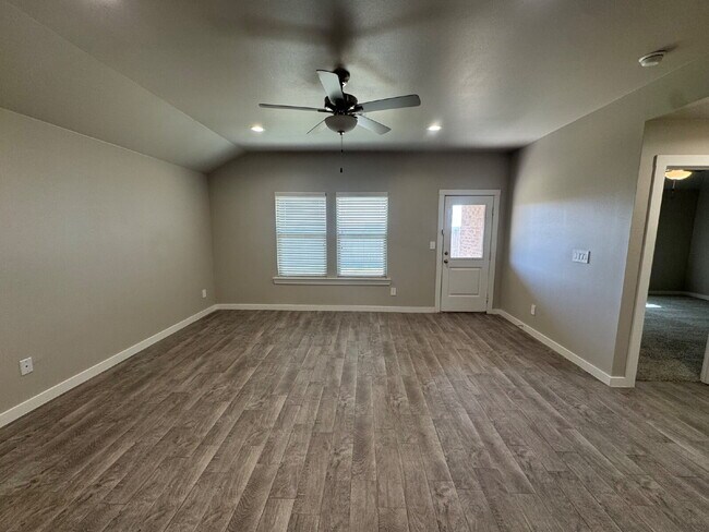 Foto del edificio - Beautiful 4 Bedroom 2 & 1/2 Bath Home Behind H-E-B!