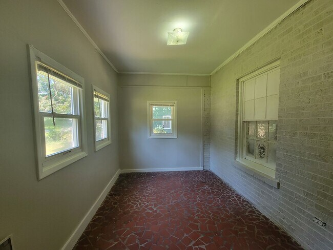 Building Photo - No Luxury Bells and Whistles But a Nice Cl...