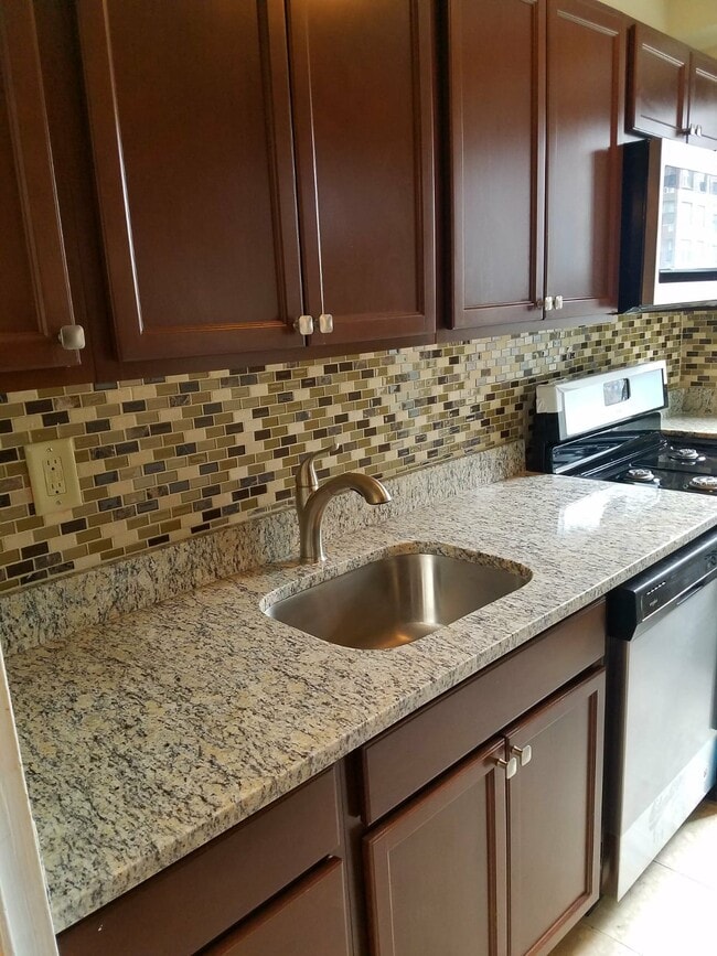 Building Photo - 225 St Pauls Ave