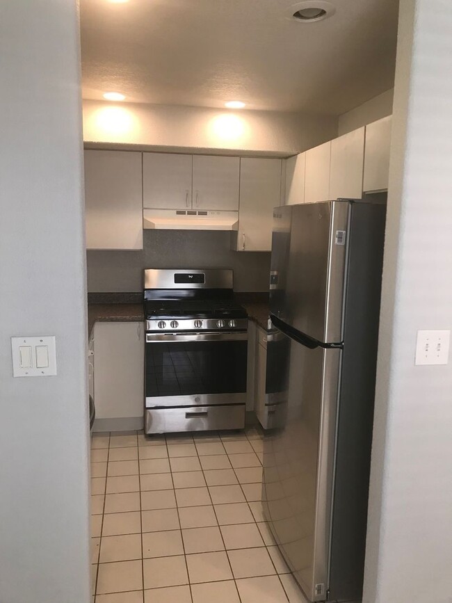 Building Photo - 2 Bedroom 2 bath condo with a den ready fo...