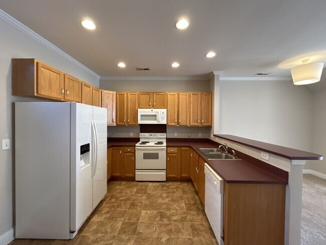 Building Photo - 370 Park Square Pl