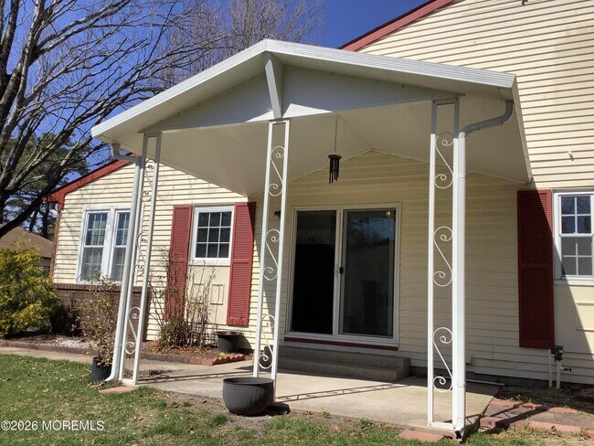 Patio lateral cubierto - 7B Ivy St