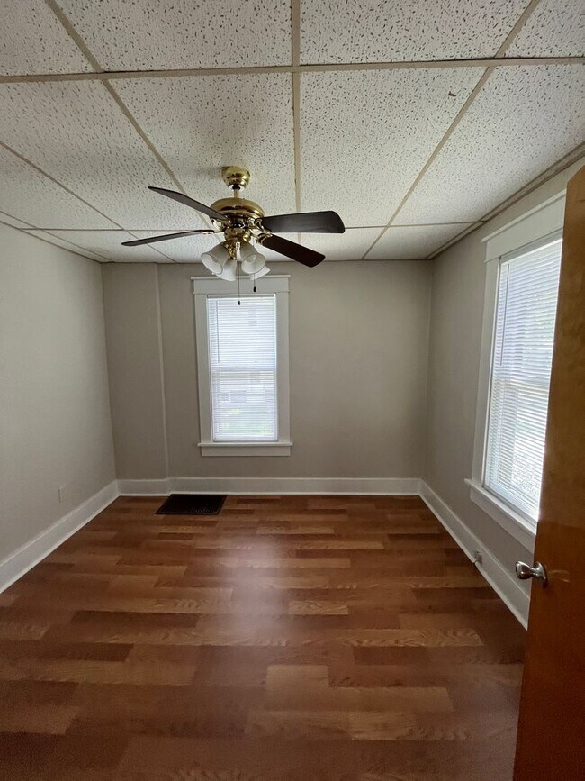 Building Photo - 3 Bedroom House $850