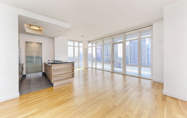 Building Photo - 325 5th Ave