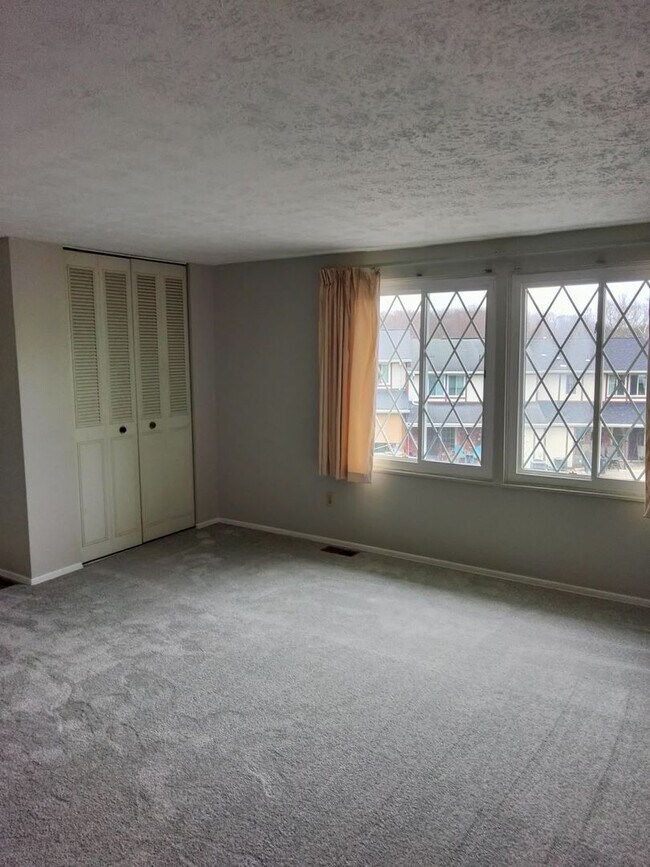 Foto del edificio - Spacious 3 Bed/1.5 Bath Townhouse
