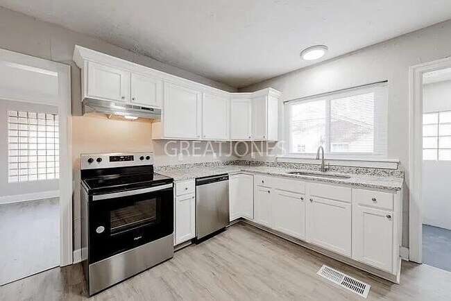 Building Photo - 1937 Bullard St