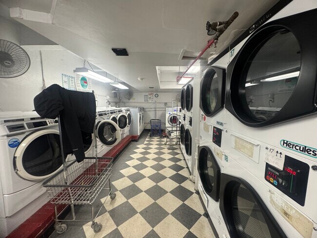 Foto del edificio - 3404 76th St