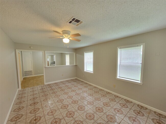 Building Photo - 2205 Velma St