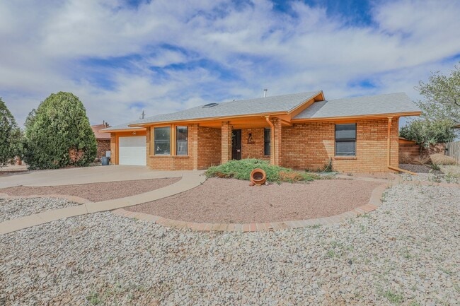 Building Photo - 3 Bedroom 2 Bath Home