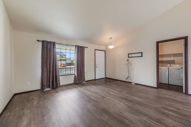 Building Photo - 3 bed 2 bath rancher