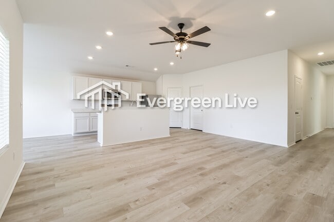 Building Photo - 32 10 Point Ln