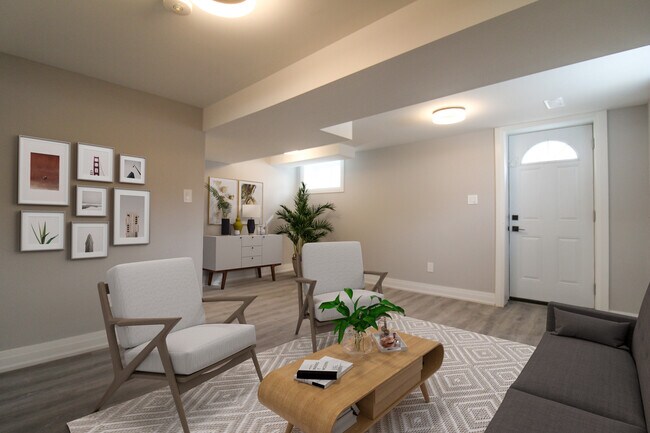 Photo du bâtiment - 3 Bedroom Lower Level Unit – All Utilities & Parking Included – $2,149/month