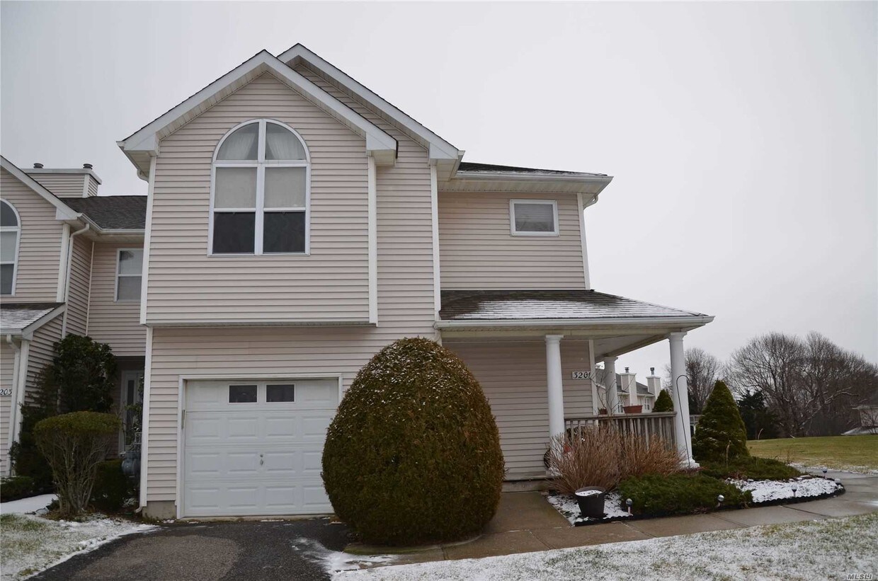 3202 Willow Pond Dr, Riverhead, NY 11901 Condo for Rent in Riverhead