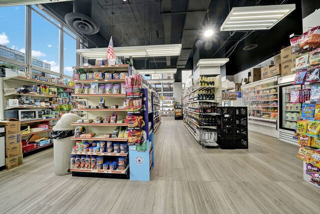 Foto del edificio - 655 W Irving Park Rd