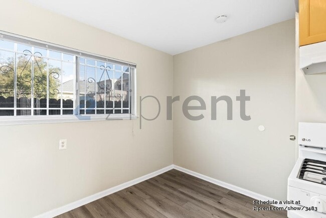 Building Photo - 1379 Harmon St