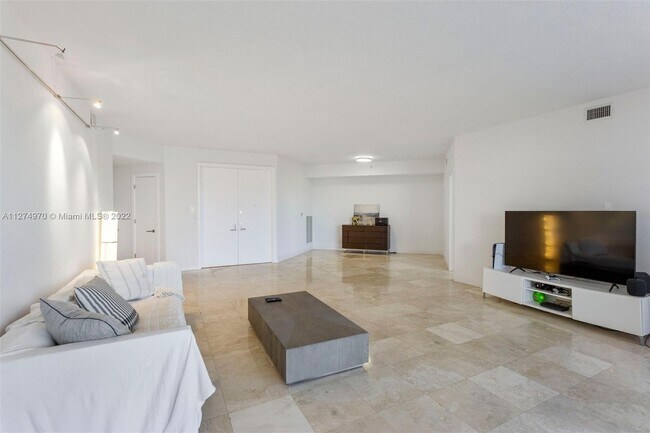 Building Photo - 749 Crandon Blvd
