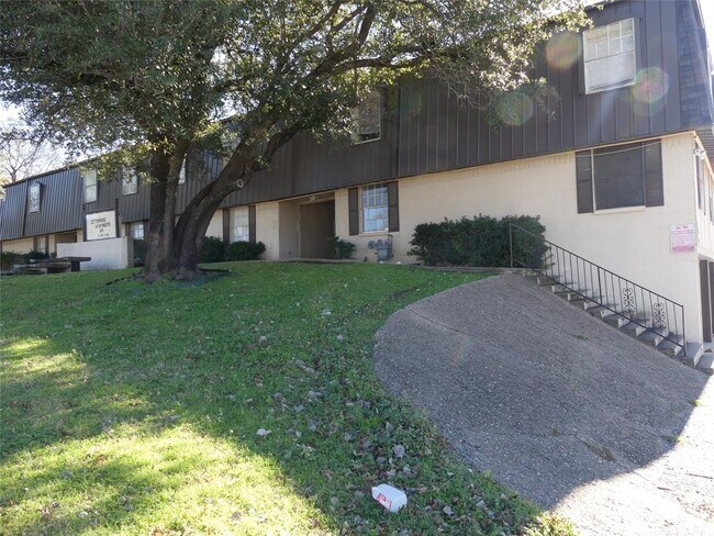 Building Photo - 510 E Belt Line Rd