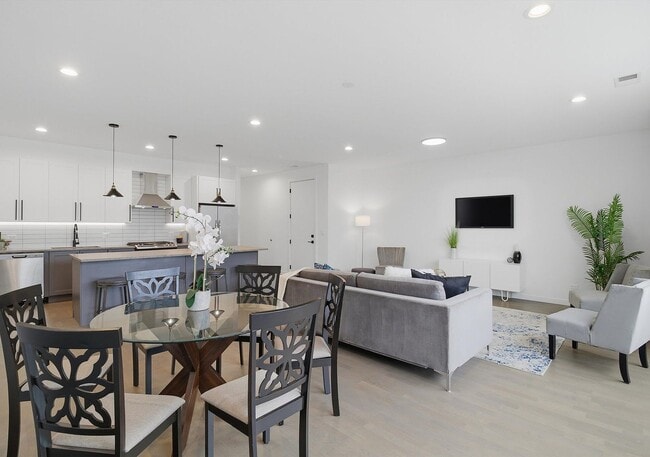 Building Photo - 5824 N Lincoln Ave