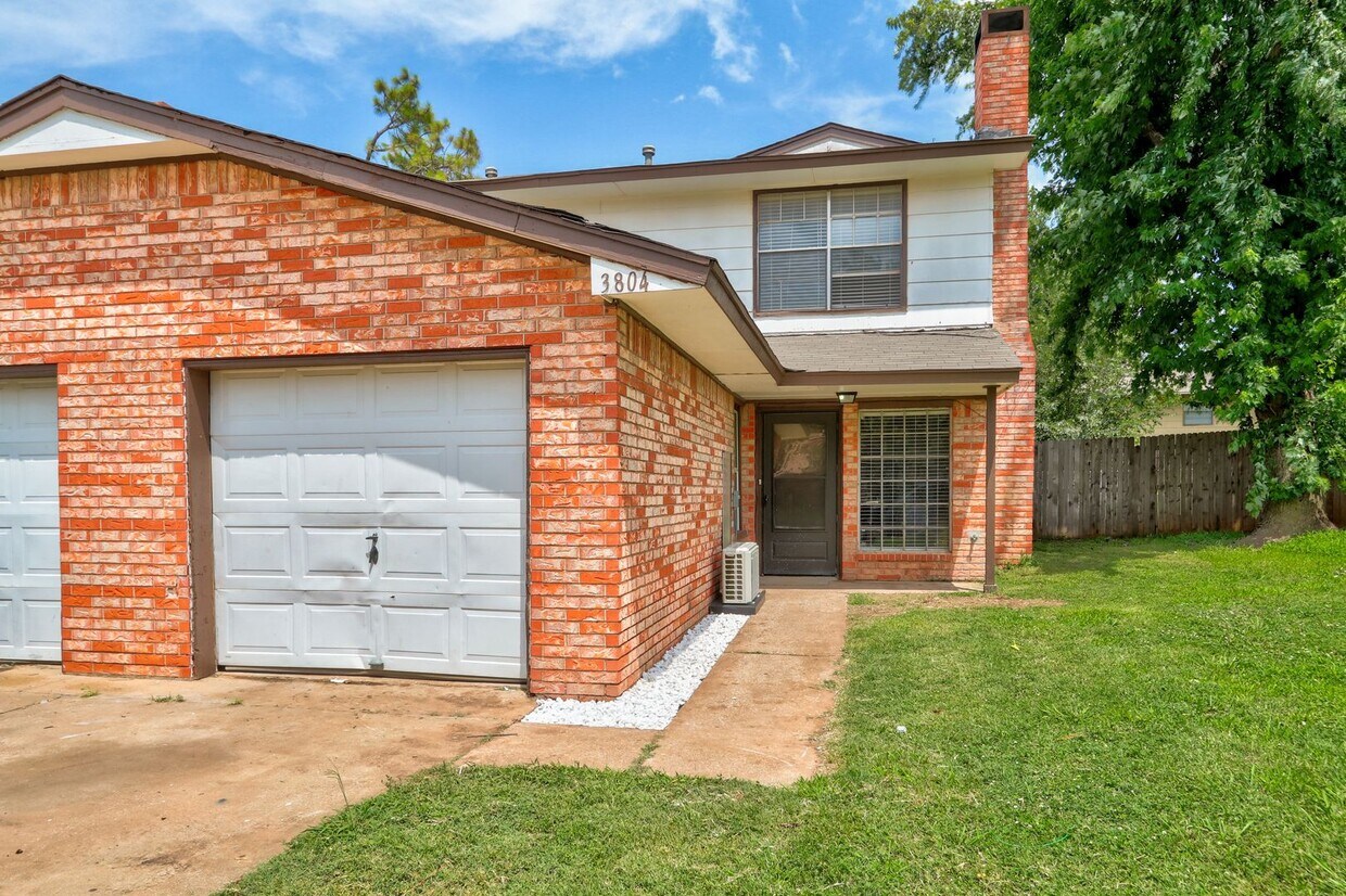 Primary Photo - 4 bed 1.5 bath duplex in Midwest City