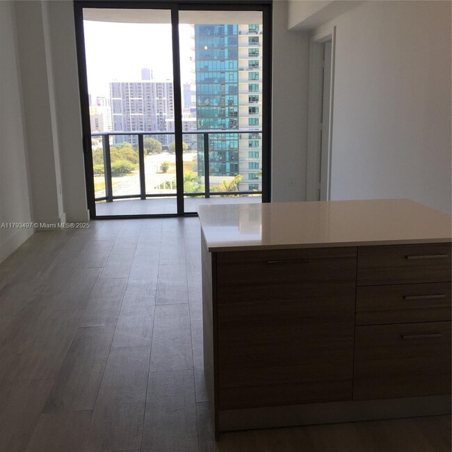 Foto del edificio - 121 NE 34th St