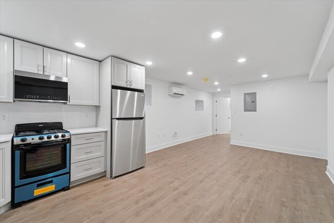 Building Photo - 812 W Roosevelt Blvd