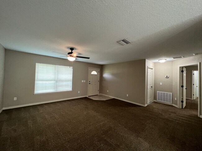 Building Photo - BEAUTIFUL 3 Bedroom and 2 Bath in Ocklawaha!