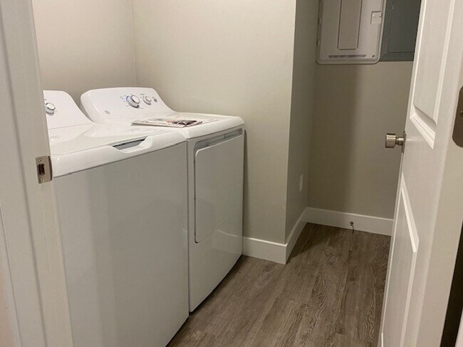 Building Photo - 3B/2.5B Townhome