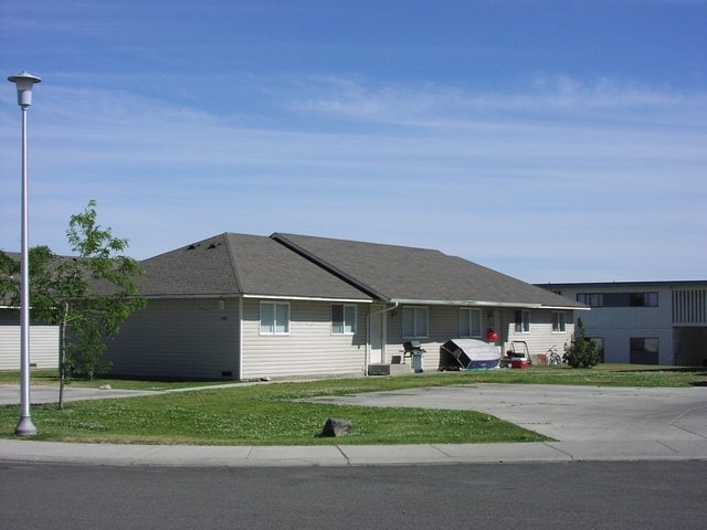 Primary Photo - Fairview Apartments #1006