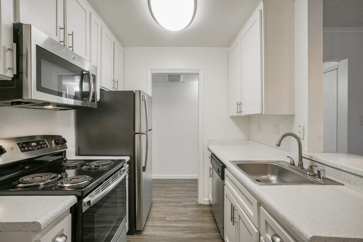 Palm Lake Apartment Homes Rentals in Concord at 780 Oak Grove Rd