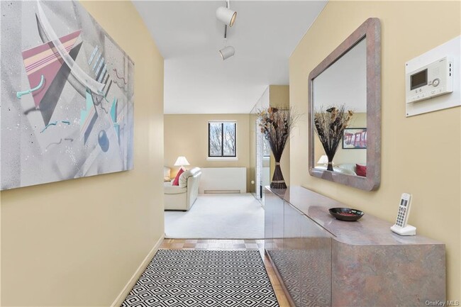 Foyer - 1374 Midland Ave