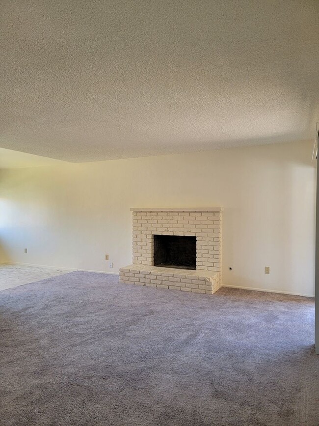 653 W Henderson Ave Unit 653 W. Henderson A, Porterville, CA 93257 Room for Rent in