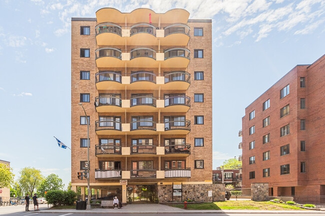 Building Photo - Hillside House