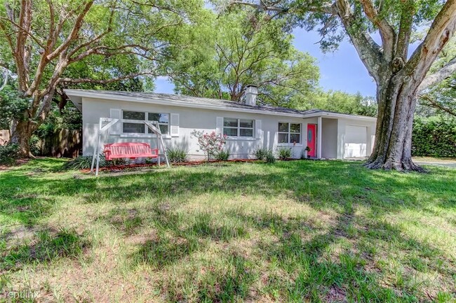 Building Photo - 3 br, 1 bath House - 611 Pinewood Dr