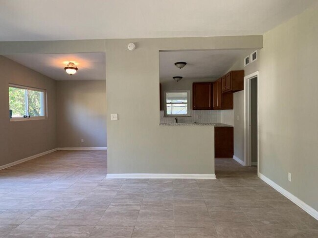 Building Photo - 4804 Clyde