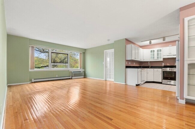 Foto del edificio - 10 Hammond Pond Pkwy