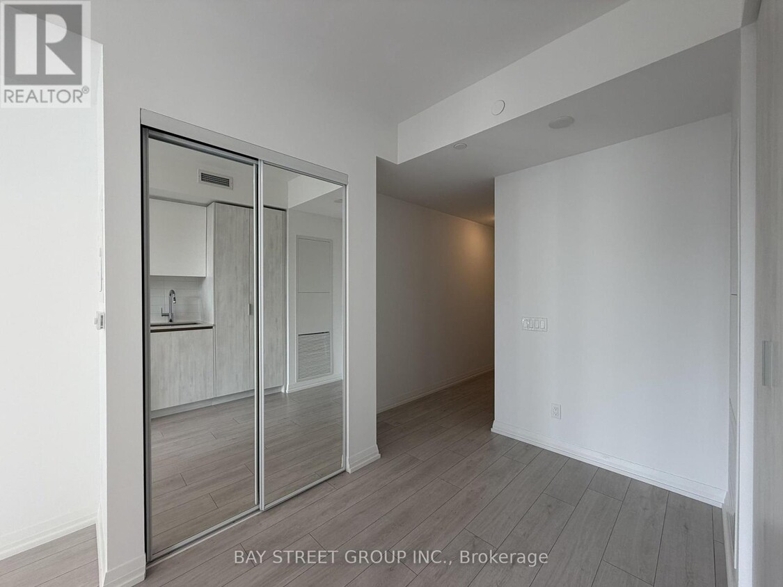 Photo du bâtiment - 400 King St W