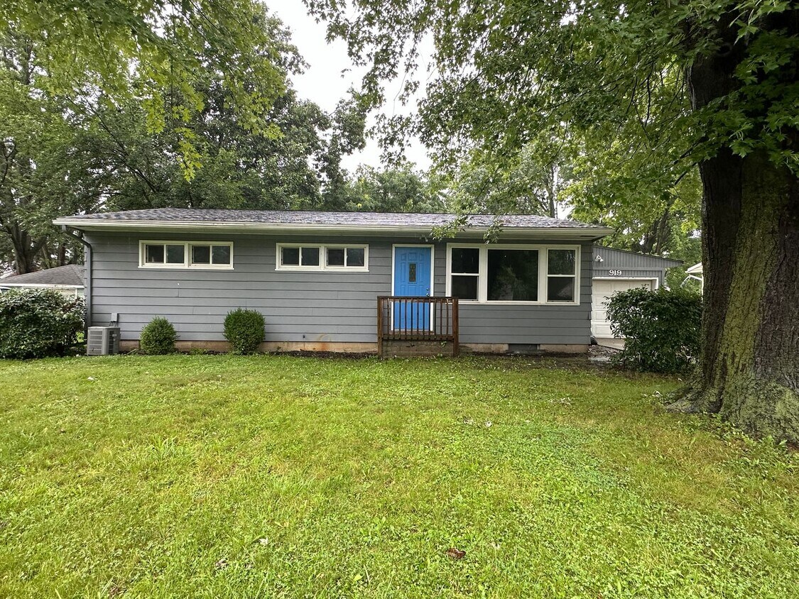 Primary Photo - 919 Browning Ave