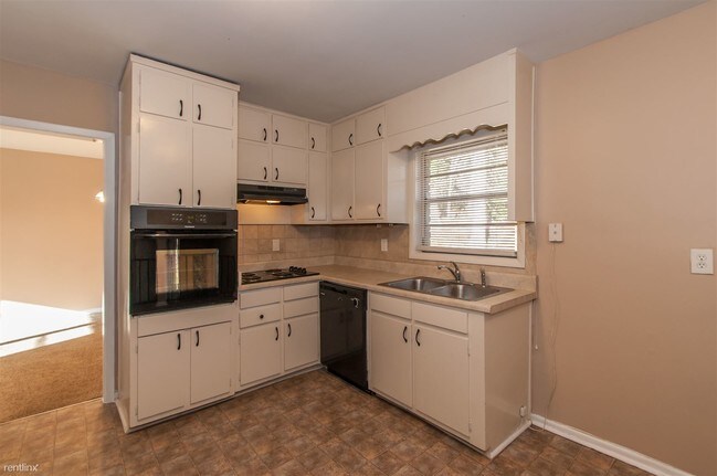 Building Photo - 3927 Wildwood Lake Dr SW