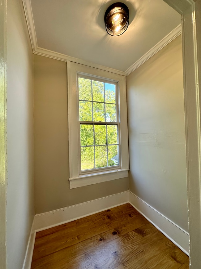 Building Photo - 983 Maple St