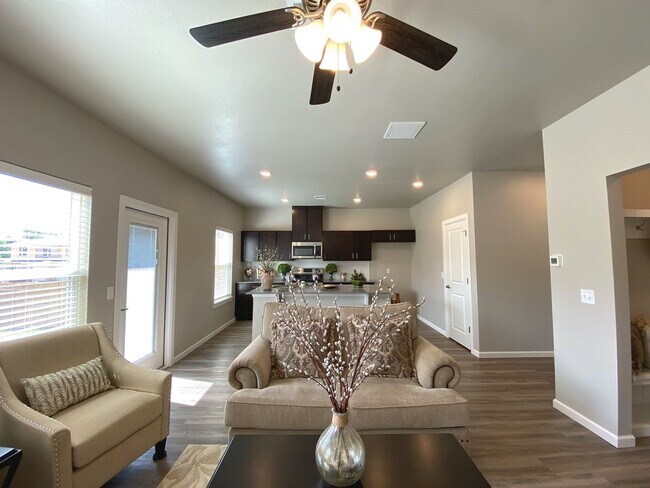 Building Photo - Location, Size, & Convenience!!