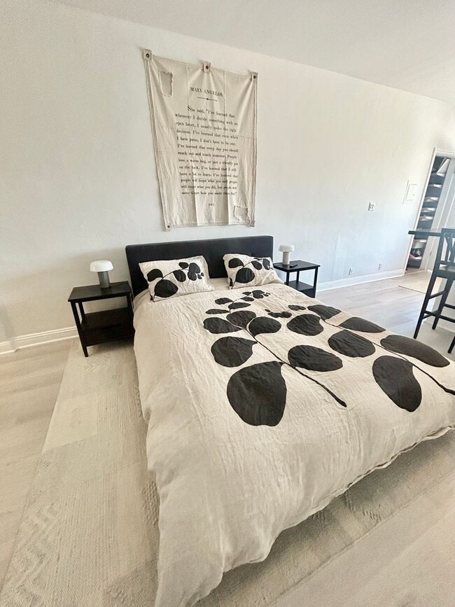Building Photo - Charming Furnished Marina Studio