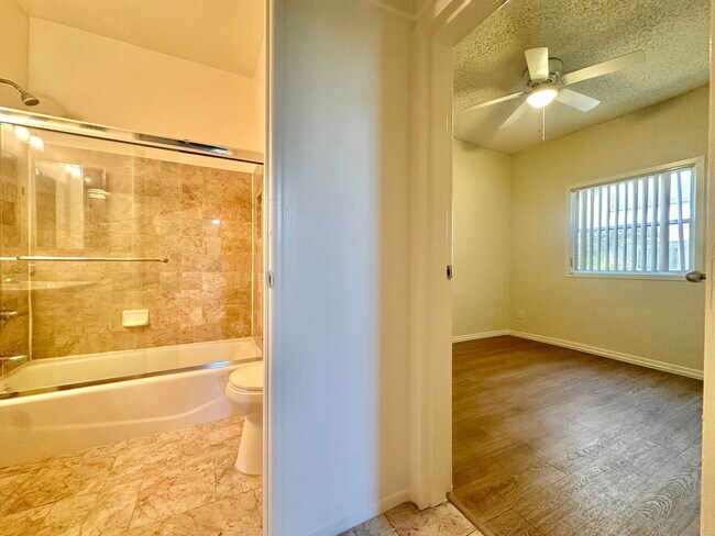 Building Photo - 826 S Kenmore Ave