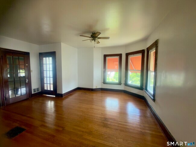 Foto del edificio - 261 Wakelee Ave